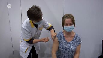 Zorgkundige Sandrina uit Stekene krijgt het eerste coronavaccin toegediend in het vaccinatiecentrum in Sint-Gillis-Waas