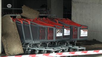 Vandalen steken winkelkarretjes in brand onder supermarkt in Temse