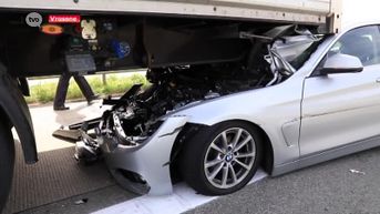 BMW rijdt zich te pletter tegen vrachtwagen, bestuurder zwaargewond