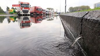 Wateroverlast na hevige regenval op vrachtwagenparking E17 in Kruibeke