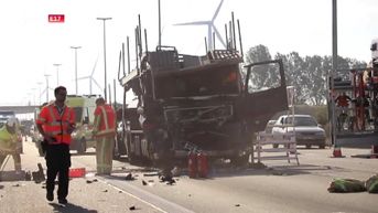 Vrachtwagens rijden op elkaar aan wegenwerken op de E17, 1 zwaargewonde