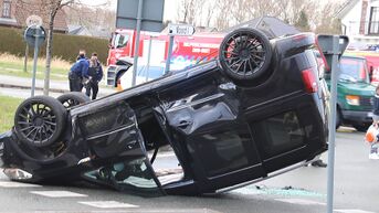 Wagen over de kop na verkeersongeval in Hofstade, één persoon lichtgewond