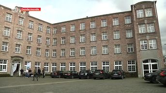Oud-leerlingen brengen laatste bezoek aan Abdijschool in Dendermonde