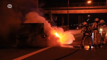 Aanhangwagen brandt uit op parking snelweg in Sint-Niklaas
