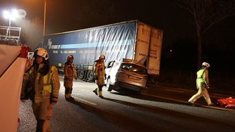 Auto rijdt tegen geparkeerde truck in Zele, bestuurder overleeft de klap niet