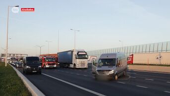 Uur file op E17 richting Antwerpen door botsing tussen vrachtwagen en bestelwagen