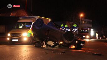Auto over de kop in Temse, twee inzittenden lichtgewond