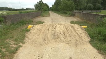 Onbekende stort zand op tractorsluis in Meerdonk