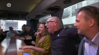 Vlaams Belang viert feest op de bus van Denderleeuw naar Ninove