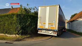 Vrachtwagens wurmen zich door smalle straatjes rond industrieterrein in Wetteren