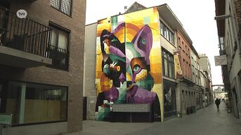 Kleurrijke mural van Reynaert De Vos verschijnt in Sint-Niklase binnenstad