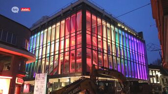 CC De Werf in Aalst verlicht in regenboogkleuren tegen homofobie