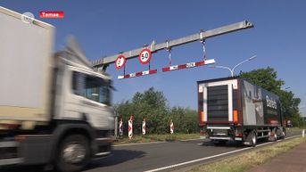 Werken Scheldebrug: Vrachtwagens rijden aan de lopende band hoogtebegrenzers stuk