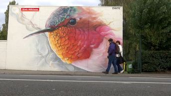 Reusachtige kolibri siert gevel Da Vinci-school