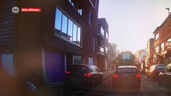 Asociaal rijgedrag in Sint-Niklaas: Ongeduldige chauffeur steekt file voorbij en scheurt over voetpad