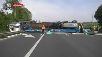 Gekantelde vrachtwagen verspert urenlang E40 in Wetteren