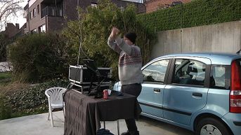 Coronavirus - DJ uit Tielrode houdt tuinfeestje voor de buren, maar ieder op zijn eigen erf