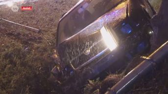 Aalst: Auto ramt paal en belandt in gracht