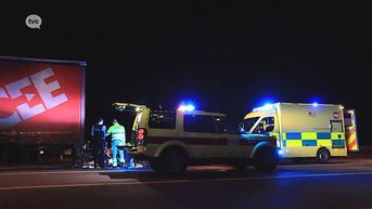 Bromfietser zwaargewond na aanrijding met geparkeerde vrachtwagen in Stekene