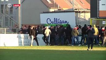 Fans van RWDM en Eendracht Aalst gaan na de wedstrijd op de vuist