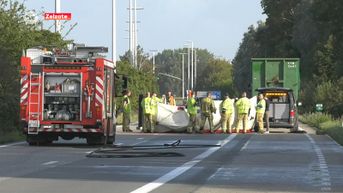 Voetganger (29) sterft nadat hij onder vrachtwagen terechtkomt op de R4 in Zelzate