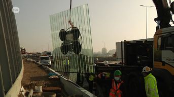 Eerste glazen panelen geïnstalleerd in geluidsmuur op E17 in Kruibeke
