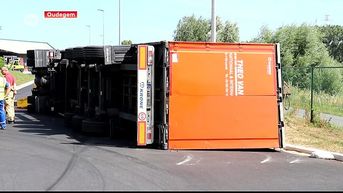 Vrachtwagen gekanteld in Oudegem