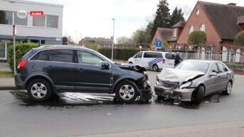 Twee gewonden bij frontale botsing in Aalst