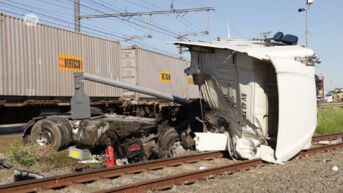 Trein en vrachtwagen botsen in Kallo, enorme ravage