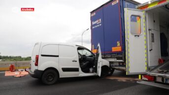 Bestuurder bestelwagen zwaar gewond na ongeval op E17