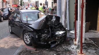 Auto knalt tegen gevel van leegstaande winkel in drukke winkelstraat van Zele