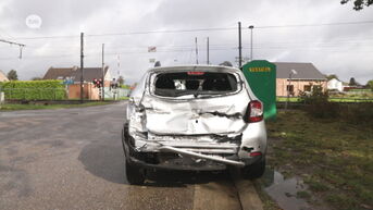 Trein botst op auto in file langs overweg in Lokeren, niemand gewond