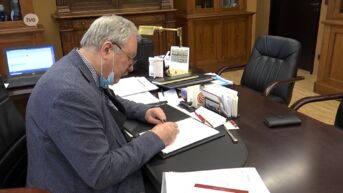 Burgemeester van Beveren ondertekent als eerste rouwregister voor Dean