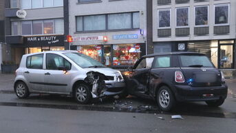 Zware aanrijding tussen 2 auto's in zone 30 in centrum Sint-Niklaas