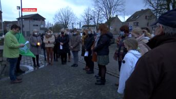 Ouders en leerkrachten van gemeentelijk schooltje in Uitbergen houden wake om te protesteren tegen overname van de school