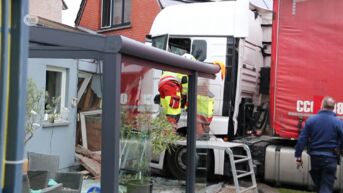Vrachtwagen ramt twee auto's en rijdt dan veranda binnen in Oudegem