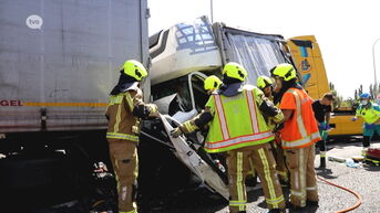 Bestelwagen geplet tussen twee vrachtwagens: bestuurder overleden