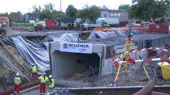Buggenhout: Tunnel van 700 ton onder spoorweg Dendermonde-Mechelen geplaatst