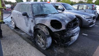 Auto uitgebrand op parking van Waasland Shopping