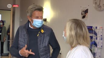 Willy Sommers brengt bezoek aan kankerpatiënten in OLV in Aalst