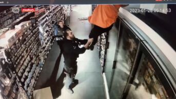 Haaltert: Inbreker valt door vals plafond voor ogen van politie