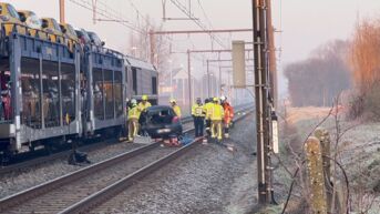 Overwegen op spoorlijn 53 tot de middag gesloten nadat goederentrein op auto botst in Schellebelle