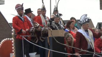 Carnavalsgroep Sint-Gillis-Waas zet zijn prins aan de deur: 