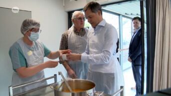 Eerste minister helpt vrijwilligers in WZC Ennea Sint-Niklaas