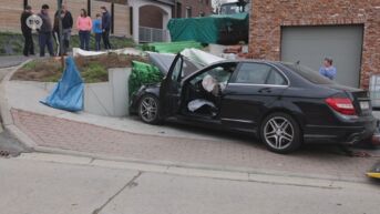Sint-Goriks-Oudenhove: vrouw mist bocht en belandt met haar wagen tegen muurtje