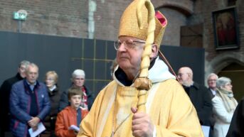 Bisschop Lode Van Hecke tijdens paasmis: 