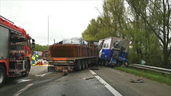 Vrachtwagens op elkaar in Haasdonk, E17 afgesloten in de richting van Antwerpen