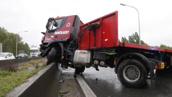 E17 volledig versperd richting Antwerpen nadat vrachtwagen aan het slippen gaat