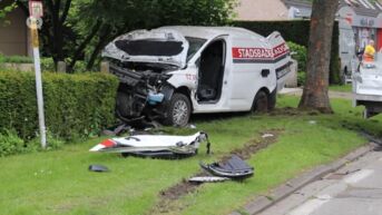 Bestuurder zwaargewond na botsing tegen geparkeerde voertuigen in Buggenhout