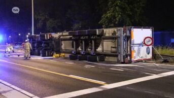 Hofstade: Vrachtwagen geladen met boter kantelt aan wegenwerken op N41